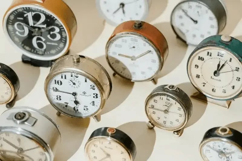 Multiple clocks, used to represent the impact of flash sales